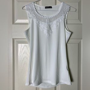 NORACORA | Lace Embroidered Neckline Tank - Medium